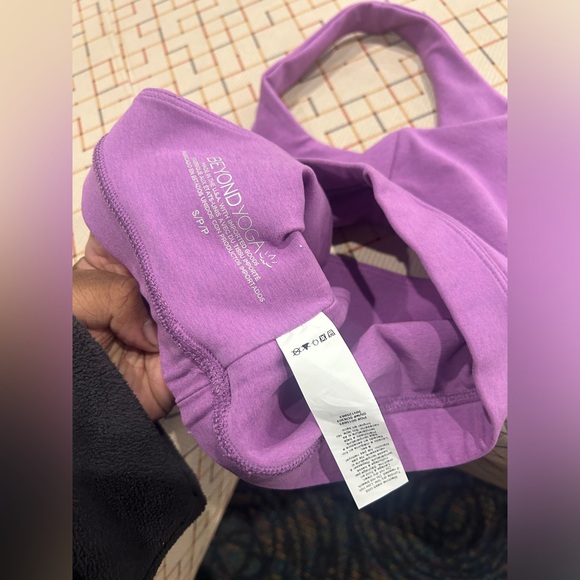 New with tags Beyond Yoga size small sports bra lilac color machine washable - Picture 4 of 4